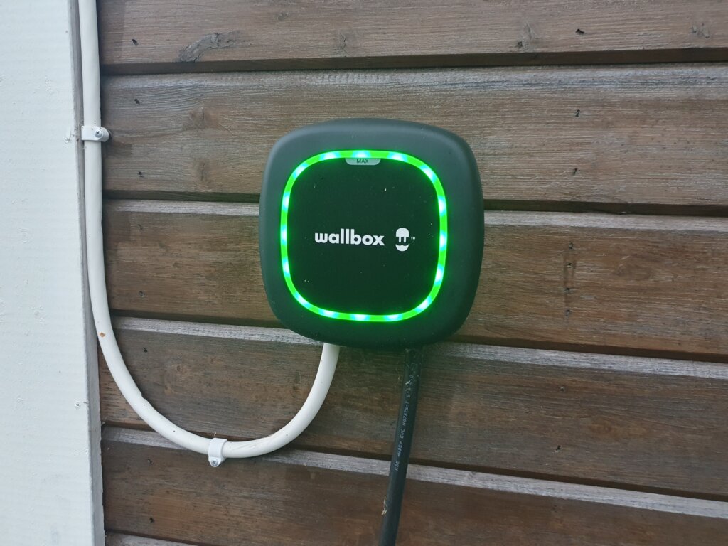 Sähköauton laturi lataus latausasema kuormanhallinta Liperi ylämylly joensuu asennus asentaja