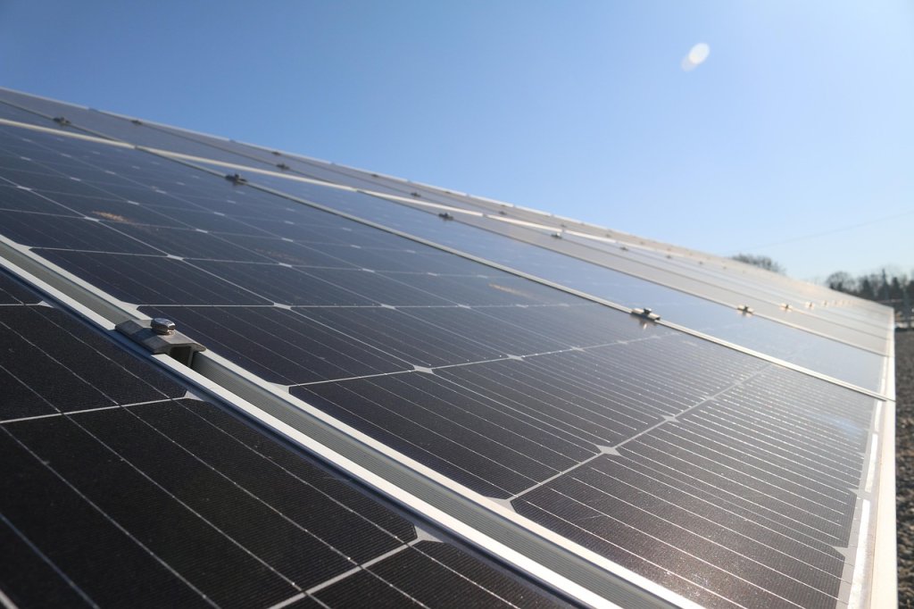 Aurinkopaneelit yrityskiinteistön katolla EU:n uuden energiadirektiivin mukaisesti